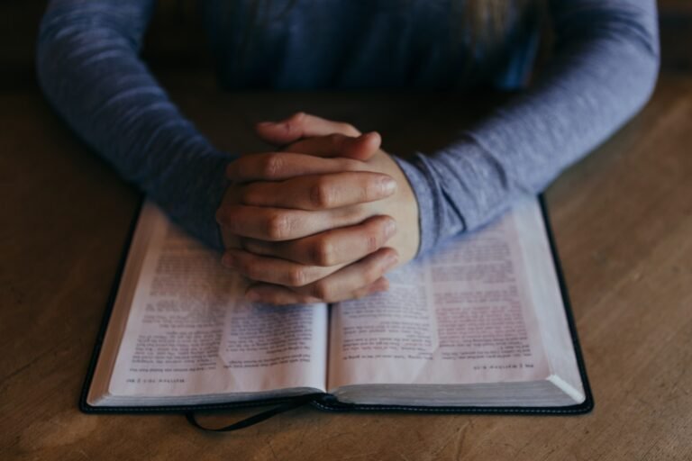 Aprender a orar com o aplicativo Bíblia Sagrada